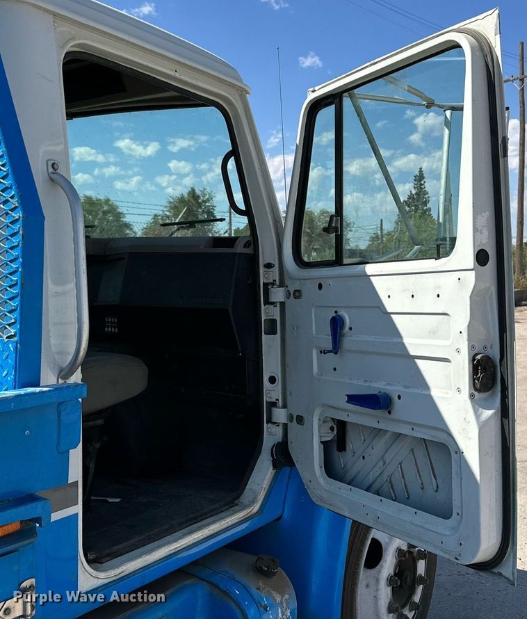 image for item KM9814 2001 International 4700  flatbed truck