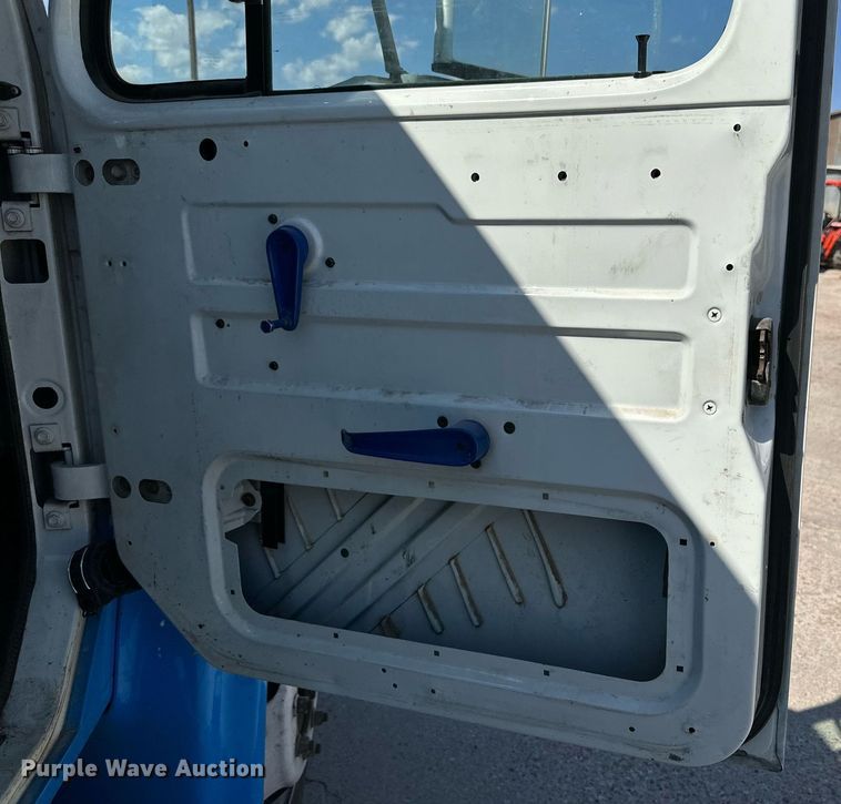 image for item KM9814 2001 International 4700  flatbed truck