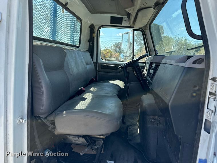 image for item KM9814 2001 International 4700  flatbed truck