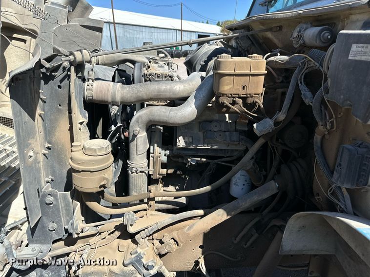 image for item KM9814 2001 International 4700  flatbed truck