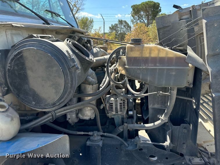 image for item KM9814 2001 International 4700  flatbed truck