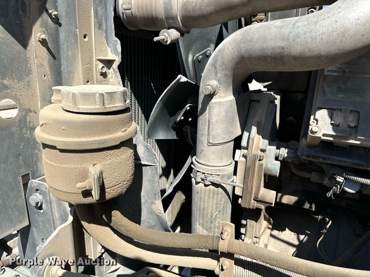 image for item KM9814 2001 International 4700  flatbed truck