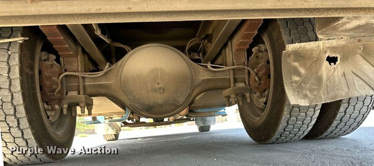 image for item KM9814 2001 International 4700  flatbed truck