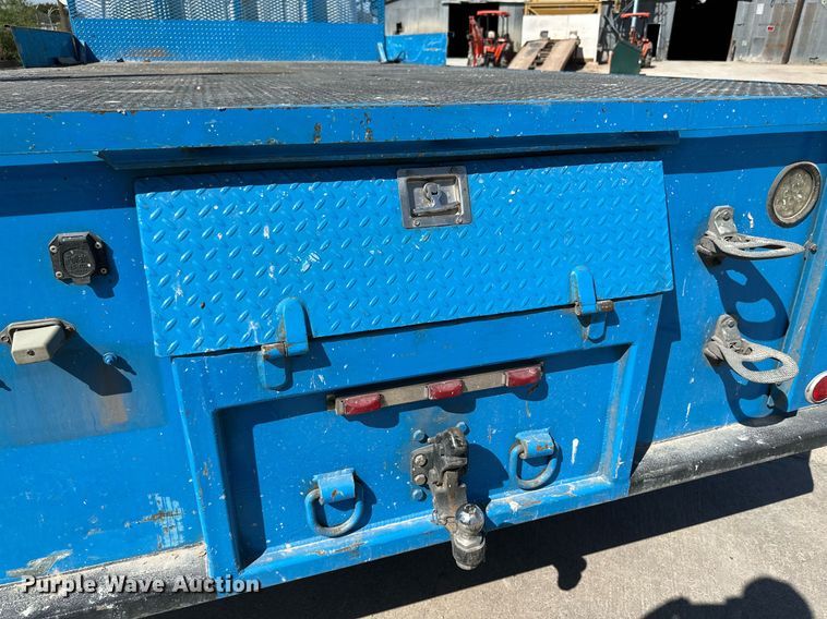 image for item KM9814 2001 International 4700  flatbed truck