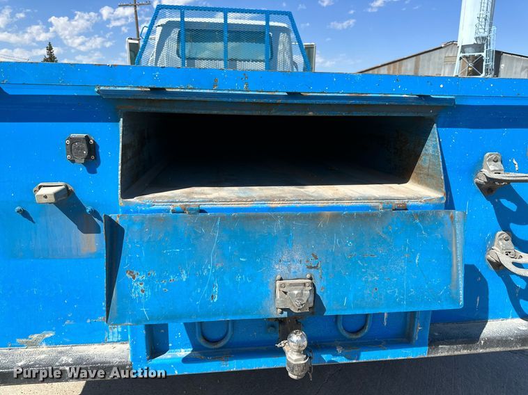 image for item KM9814 2001 International 4700  flatbed truck