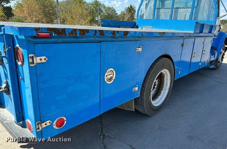 image for item KM9814 2001 International 4700  flatbed truck