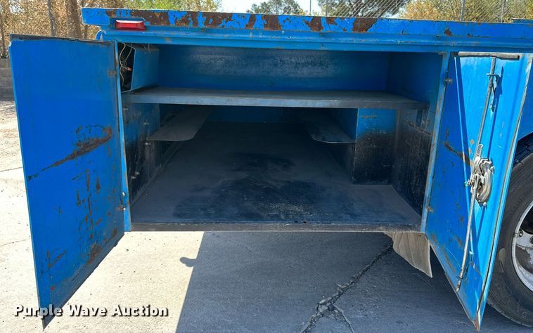 image for item KM9814 2001 International 4700  flatbed truck