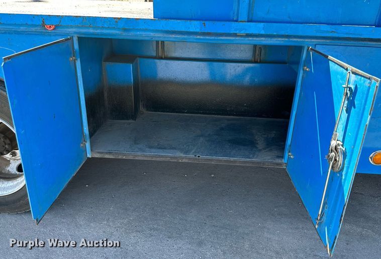 image for item KM9814 2001 International 4700  flatbed truck