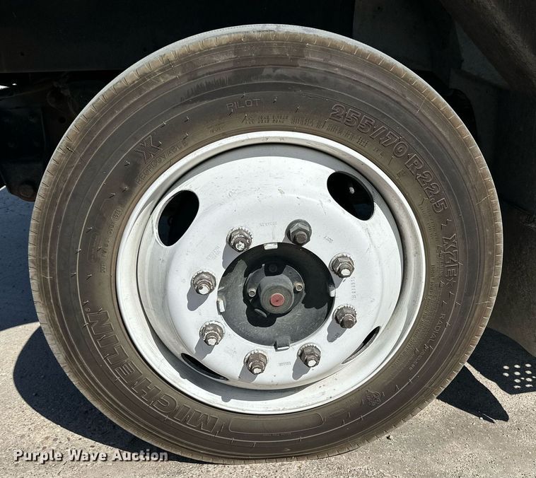 image for item KM9814 2001 International 4700  flatbed truck