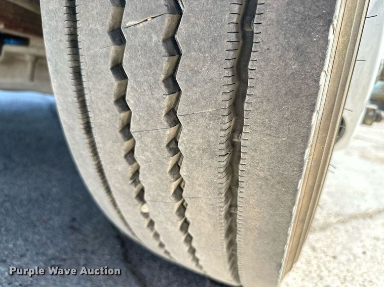 image for item KM9814 2001 International 4700  flatbed truck