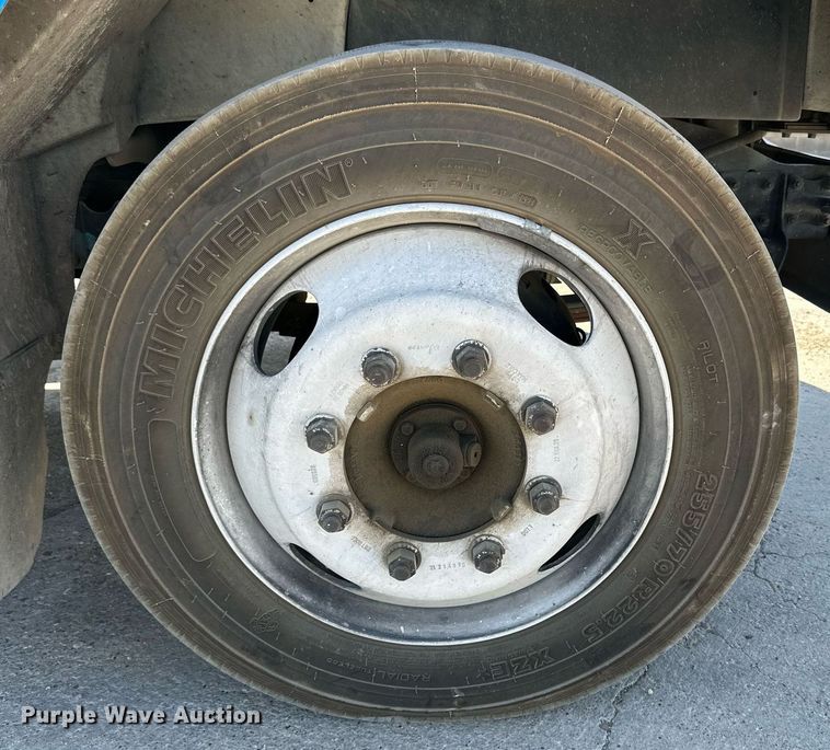 image for item KM9814 2001 International 4700  flatbed truck