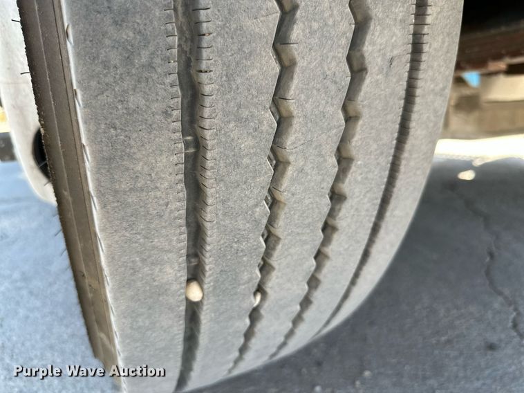 image for item KM9814 2001 International 4700  flatbed truck