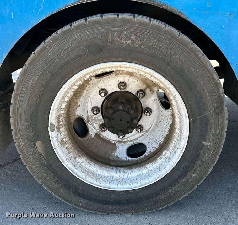 image for item KM9814 2001 International 4700  flatbed truck