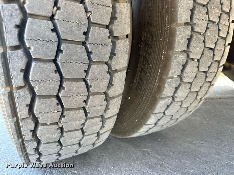 image for item KM9814 2001 International 4700  flatbed truck