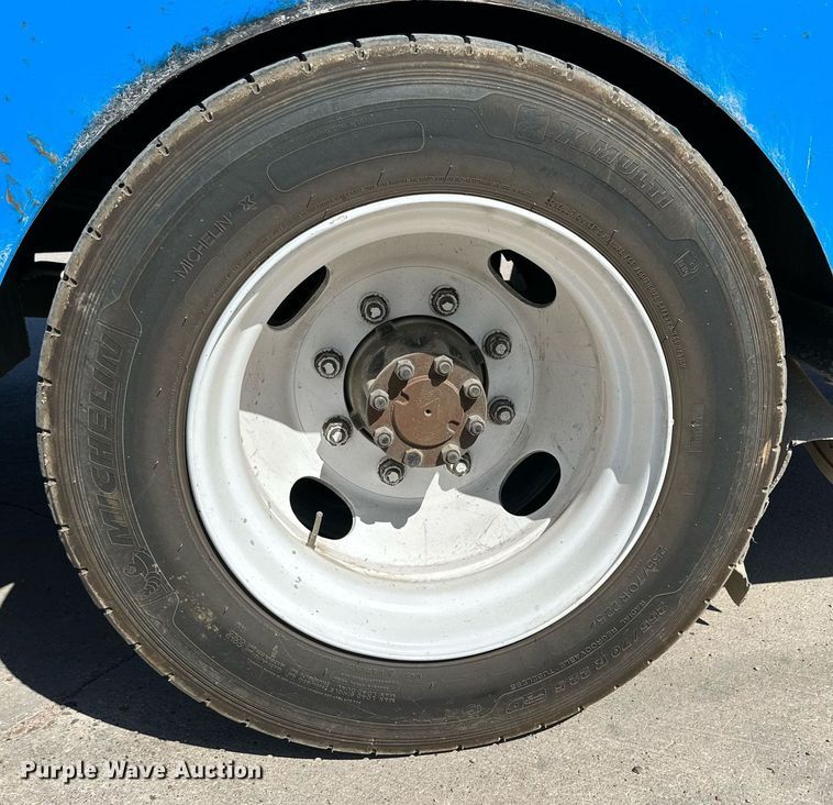 image for item KM9814 2001 International 4700  flatbed truck