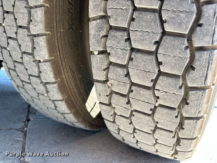 image for item KM9814 2001 International 4700  flatbed truck