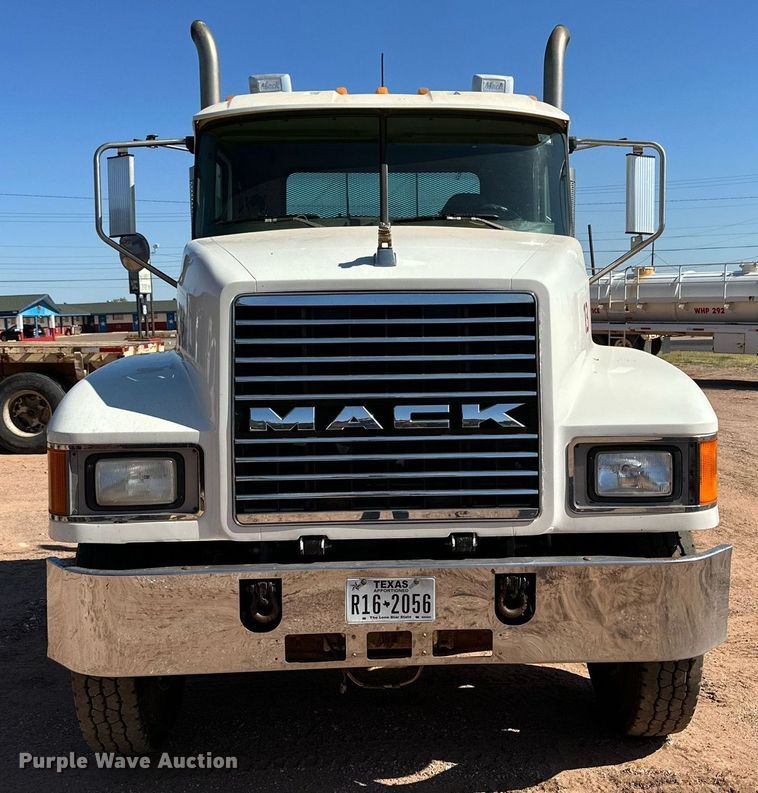 image for item KM9820 2005 Mack CH613  semi truck