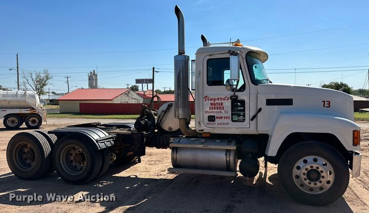 image for item KM9820 2005 Mack CH613  semi truck