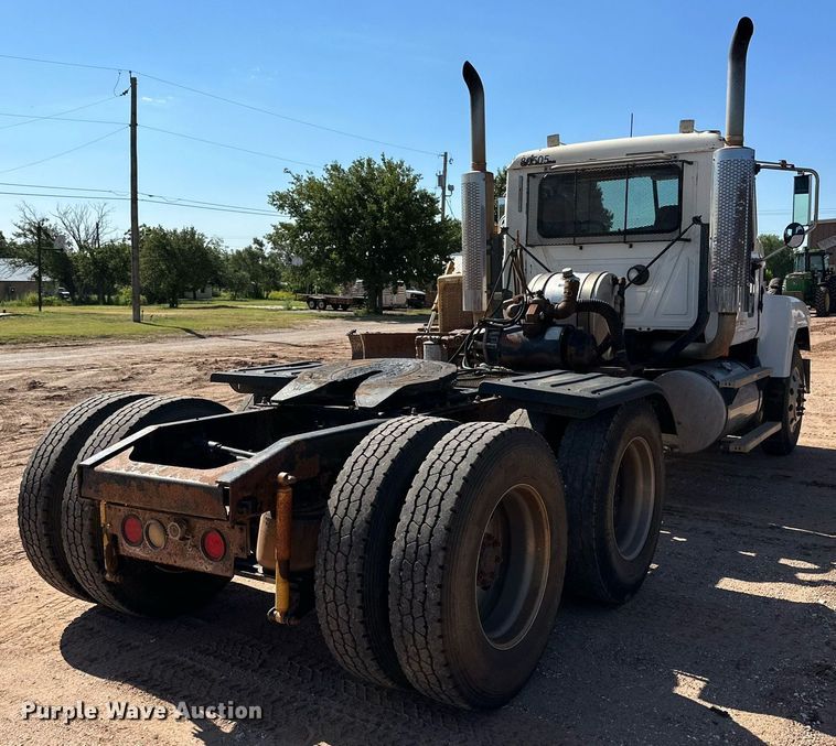 image for item KM9820 2005 Mack CH613  semi truck
