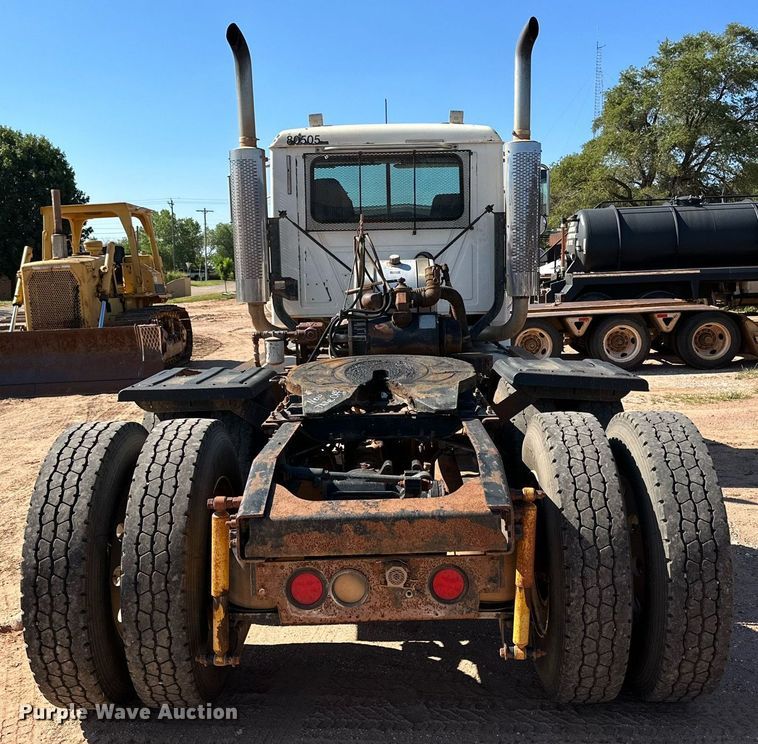 image for item KM9820 2005 Mack CH613  semi truck