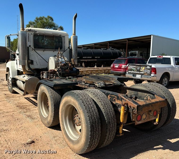 image for item KM9820 2005 Mack CH613  semi truck