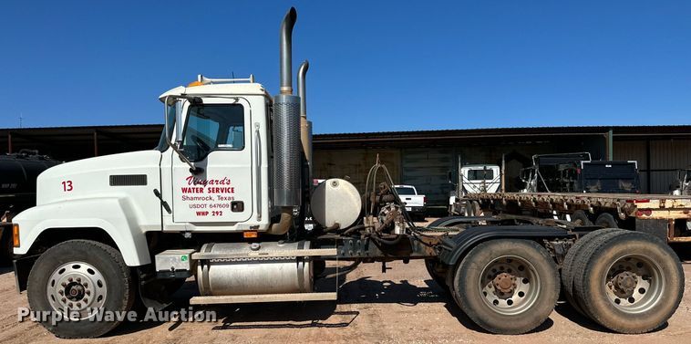 image for item KM9820 2005 Mack CH613  semi truck