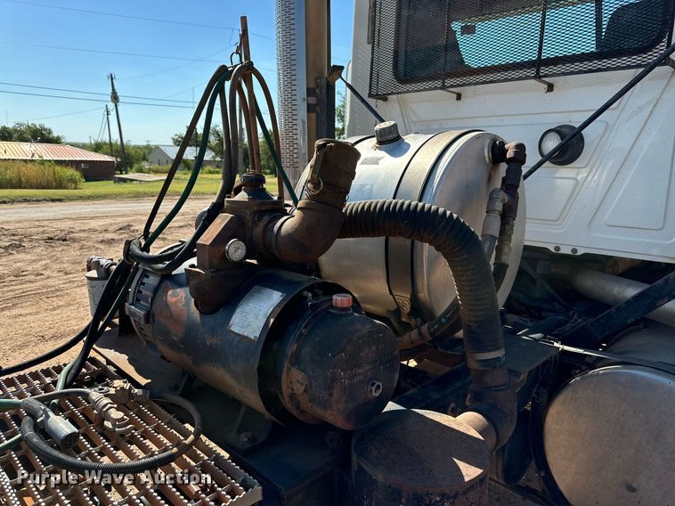 image for item KM9820 2005 Mack CH613  semi truck