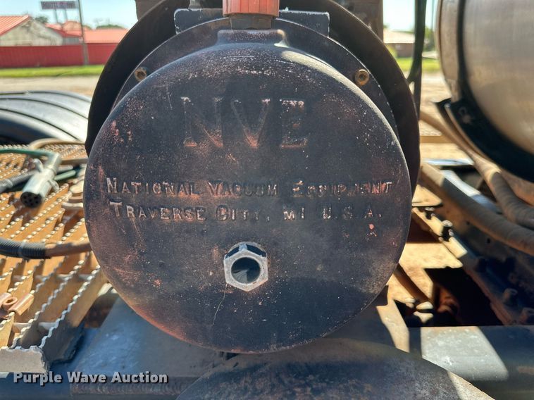 image for item KM9820 2005 Mack CH613  semi truck