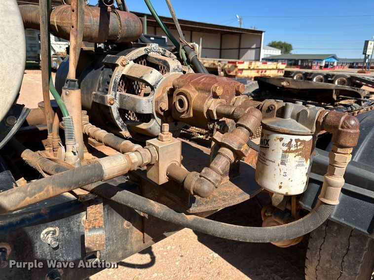 image for item KM9820 2005 Mack CH613  semi truck