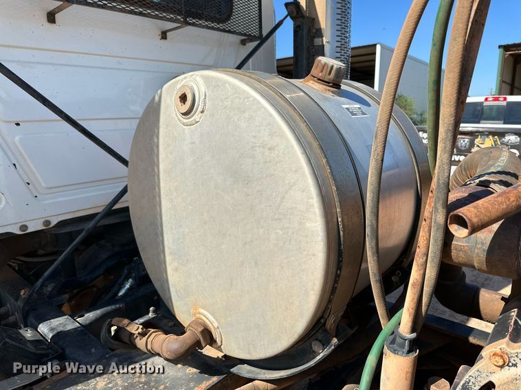 image for item KM9820 2005 Mack CH613  semi truck