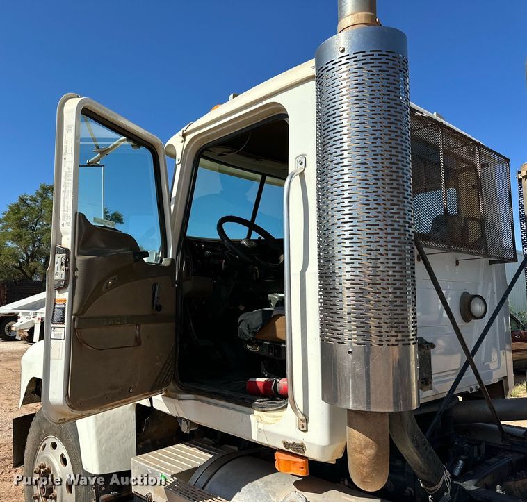 image for item KM9820 2005 Mack CH613  semi truck