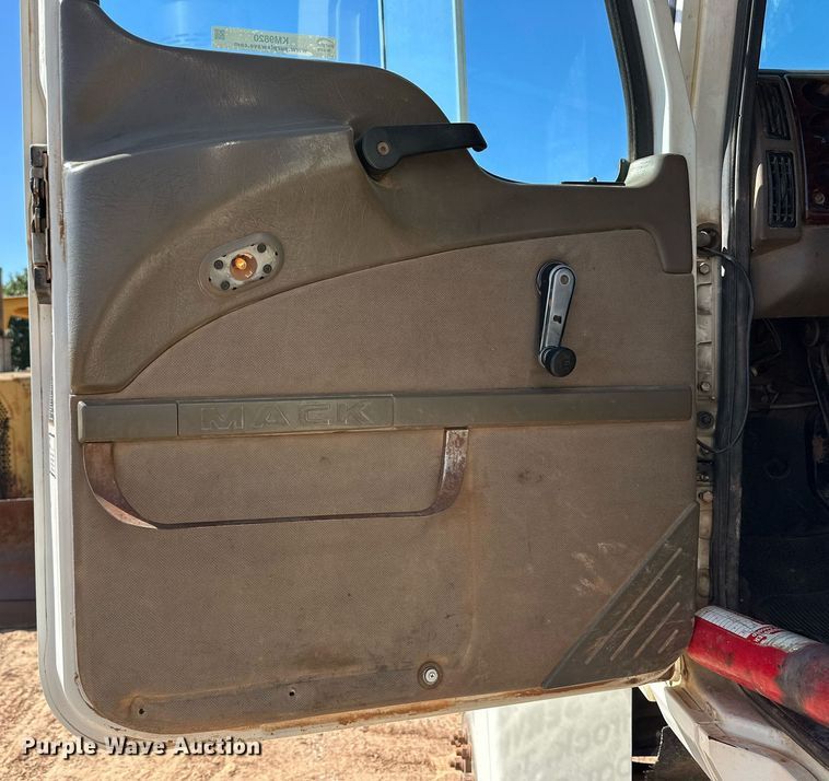 image for item KM9820 2005 Mack CH613  semi truck