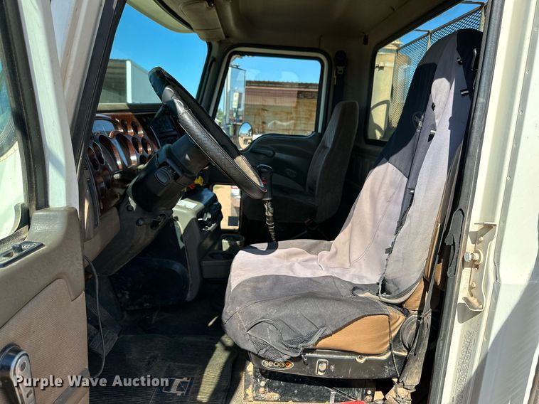 image for item KM9820 2005 Mack CH613  semi truck