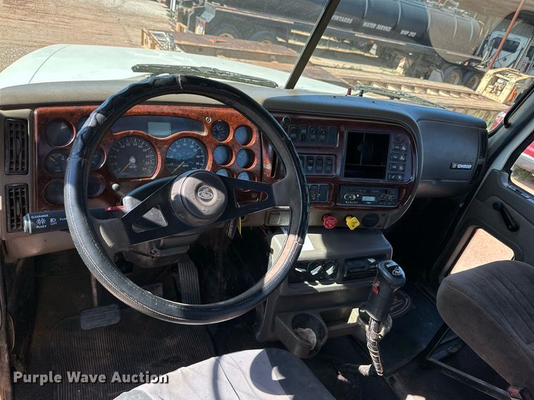 image for item KM9820 2005 Mack CH613  semi truck