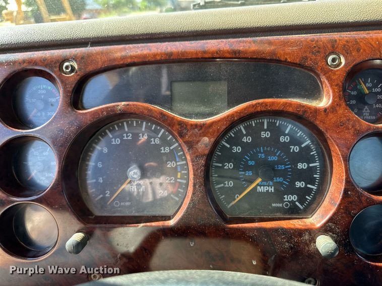 image for item KM9820 2005 Mack CH613  semi truck