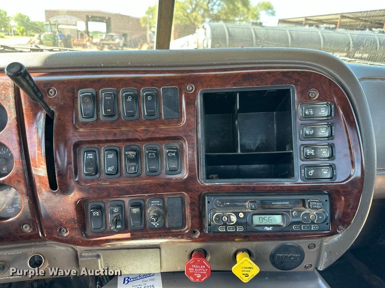 image for item KM9820 2005 Mack CH613  semi truck