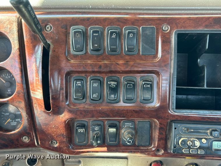 image for item KM9820 2005 Mack CH613  semi truck