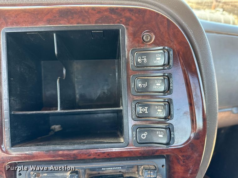 image for item KM9820 2005 Mack CH613  semi truck