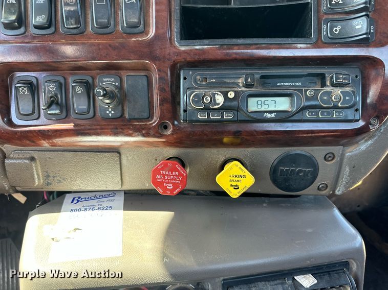 image for item KM9820 2005 Mack CH613  semi truck