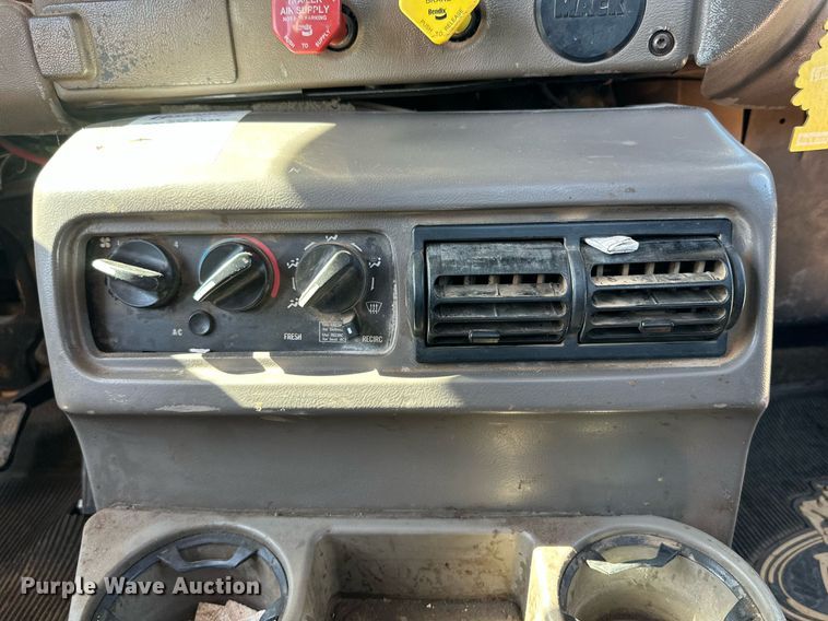 image for item KM9820 2005 Mack CH613  semi truck