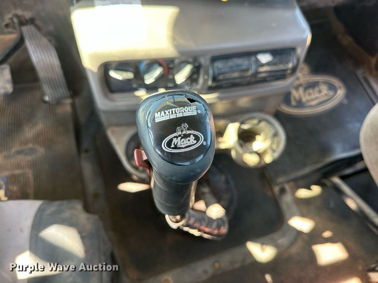 image for item KM9820 2005 Mack CH613  semi truck