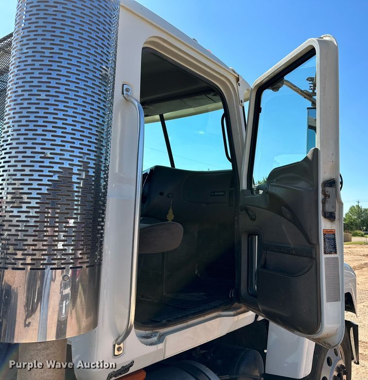 image for item KM9820 2005 Mack CH613  semi truck