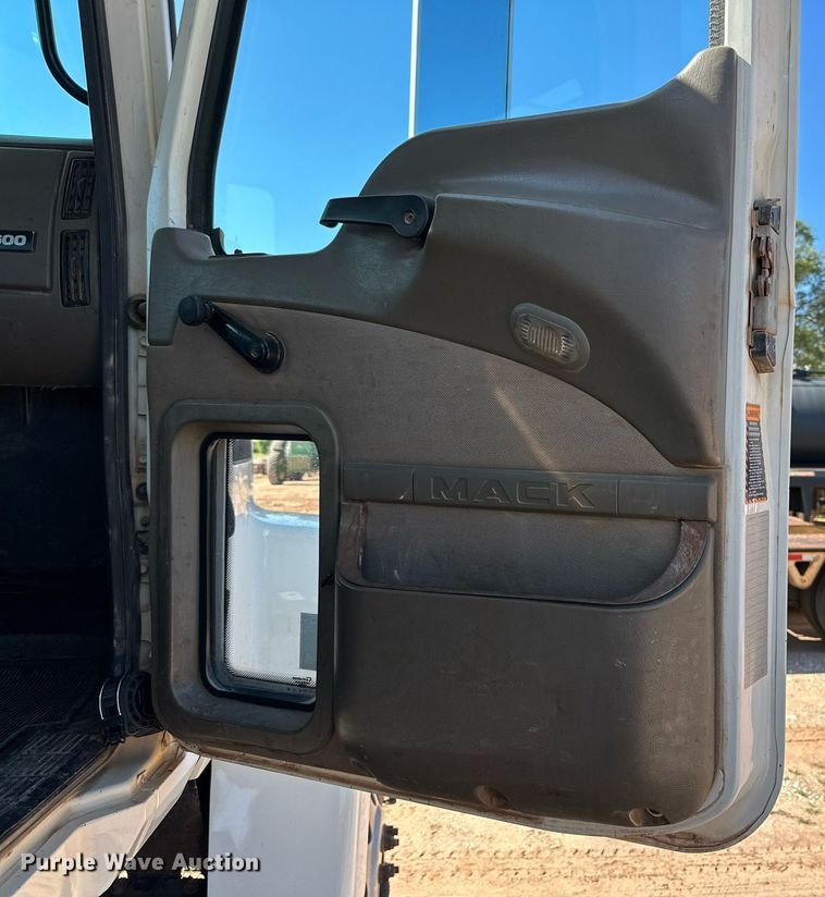 image for item KM9820 2005 Mack CH613  semi truck