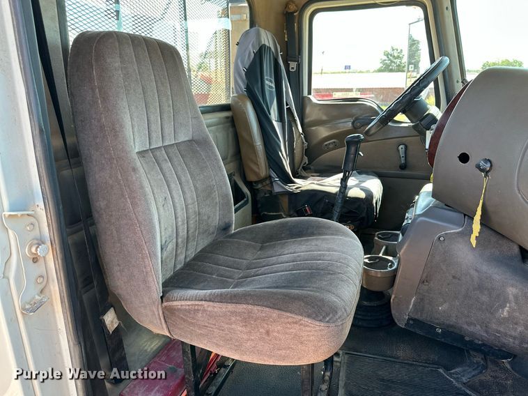 image for item KM9820 2005 Mack CH613  semi truck