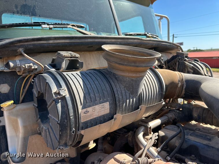 image for item KM9820 2005 Mack CH613  semi truck