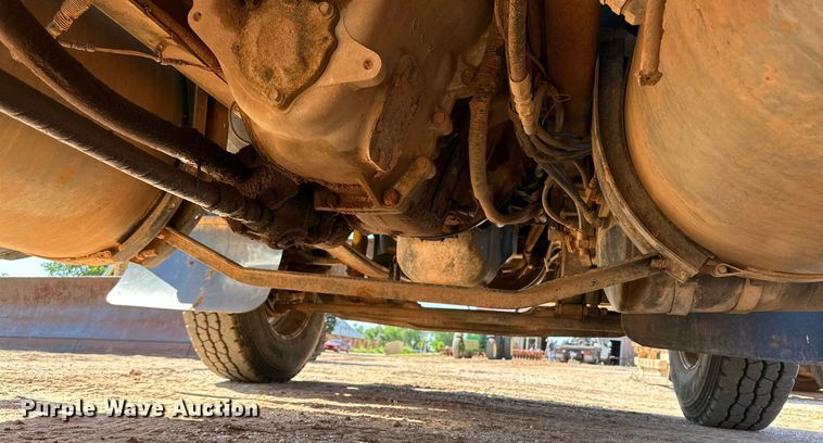 image for item KM9820 2005 Mack CH613  semi truck