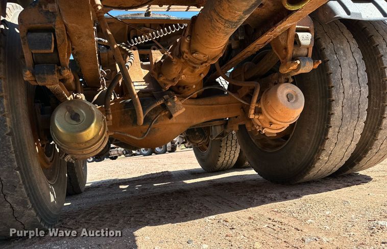 image for item KM9820 2005 Mack CH613  semi truck