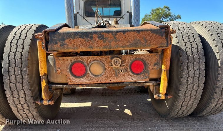 image for item KM9820 2005 Mack CH613  semi truck