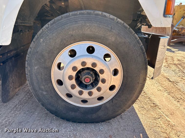 image for item KM9820 2005 Mack CH613  semi truck