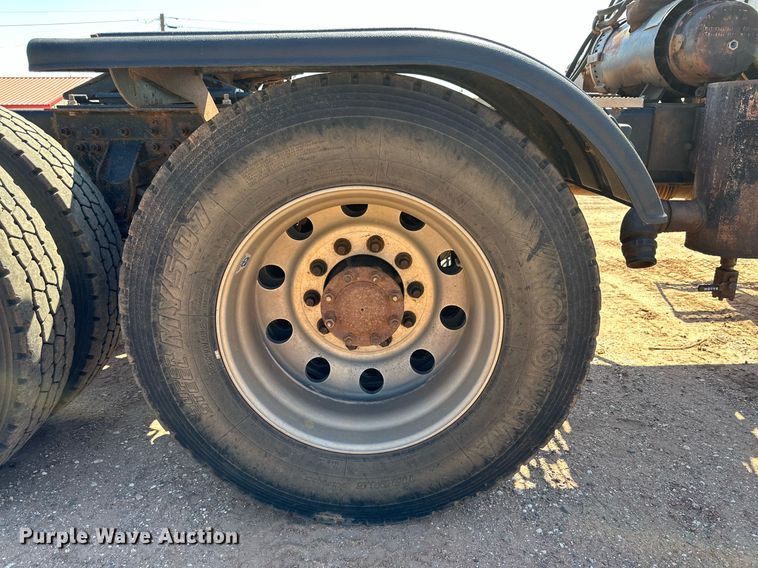 image for item KM9820 2005 Mack CH613  semi truck